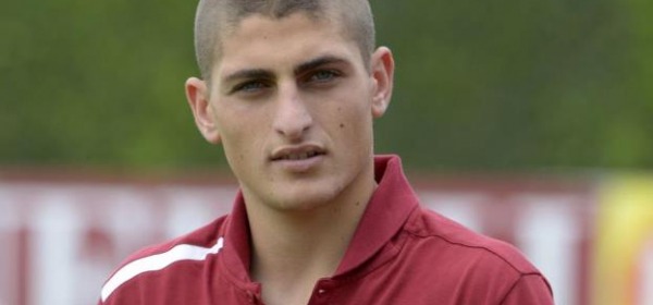 Marco Verratti con la polo da riposo dell'Italia