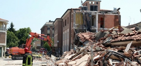 Il crollo di un edificio a Cavezzo