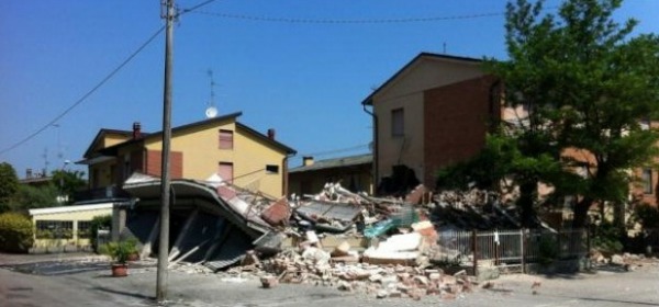 Una casa crollata a Cavezzo