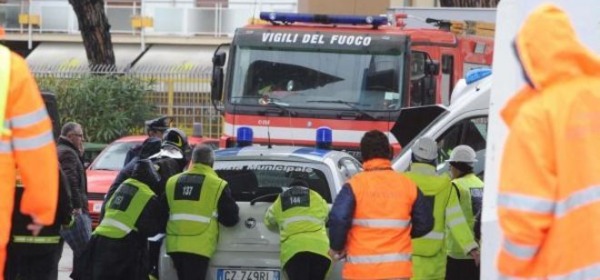 L'auto del vigile all'ingresso dello Stadio