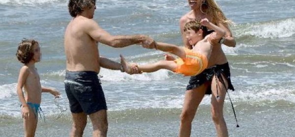 Federica Panicucci e Mario Fargetta in spiaggia