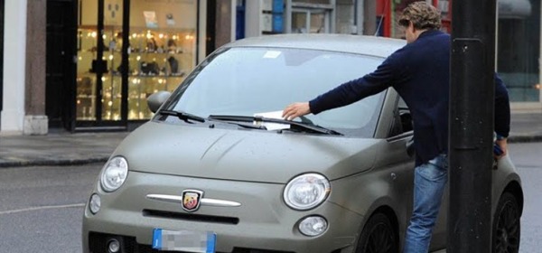 Lapo Elkann e la fiat 500 verde militare