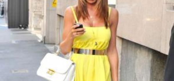 Nicole Minetti in giallo