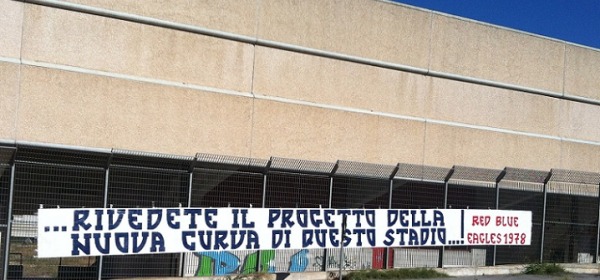 Lo striscione degli Rbe esposto nei pressi dell' Acquasanta