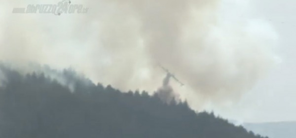 Canadair in volo scarica il carico d'acqua