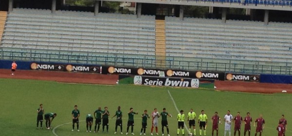 Squadre schierate a centrocampo prima del match