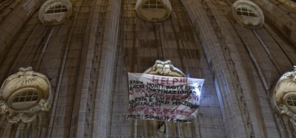 Striscione di Marcello Di Finzio sulla cupola di San Pietro