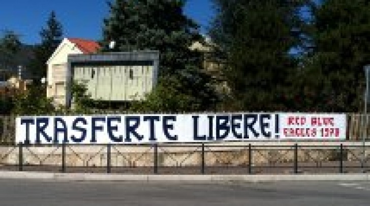 Lo striscione dei Rbe 1978 fuori lo stadio