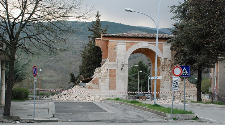 Porta Napoli dopo il terremoto del 6 aprile 2009