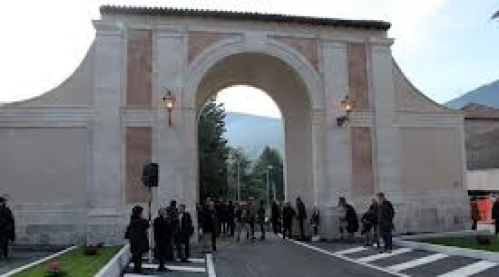 Porta Napoli restaurata, uno defli interventi Fondazione Carispaq