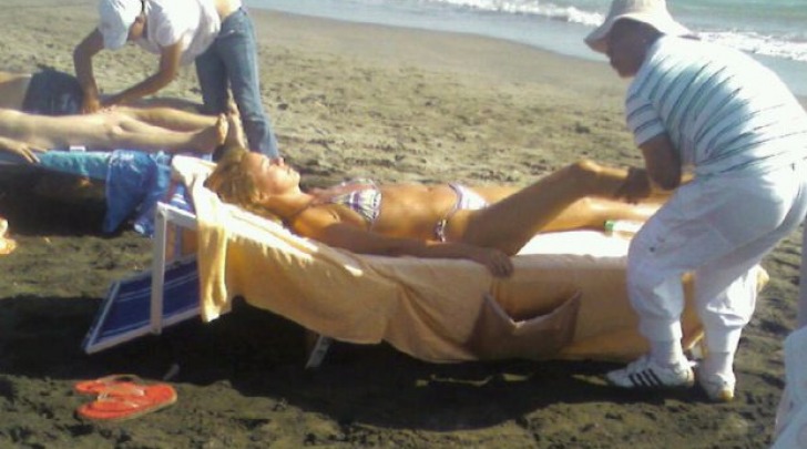 Beatrice Lorenzin massaggio sulla spiaggia