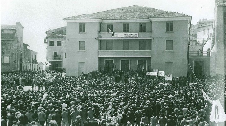 Folla radunata in piazza il giorno dei funerali, Celano 3 maggio 1950