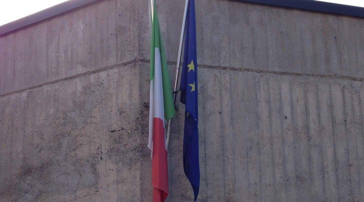 Il tricolore in un istituto scolastico aquilano