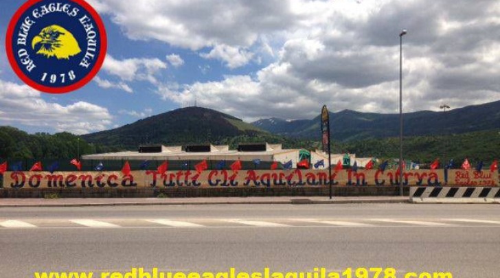 Lo striscione alla rotonda tra Pile e Coppito