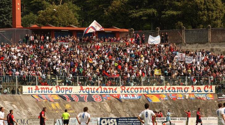 La Curva Sud due anni fa nella semifinale col Prato (foto Cerasoli)