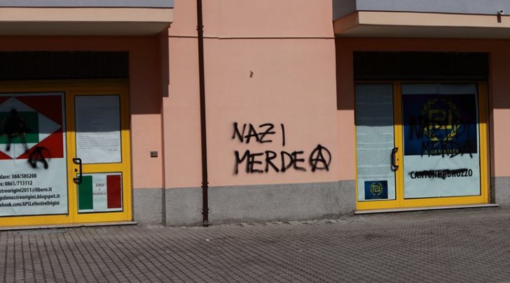 Alba Adriatica le scritte sulla sede di Alba Dorata