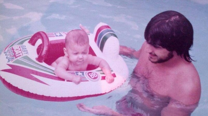 Belen Rodriguez con il padre in piscina