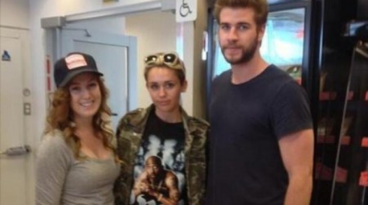 Miley Cyrus e Liam Hemsworth con una fan