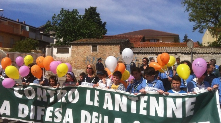 I manifestanti contro le antenne