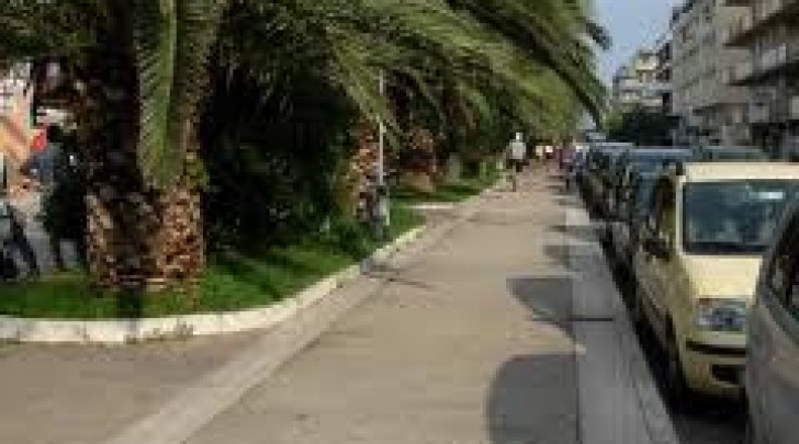 Auto in sosta sul lungomare di Pescara