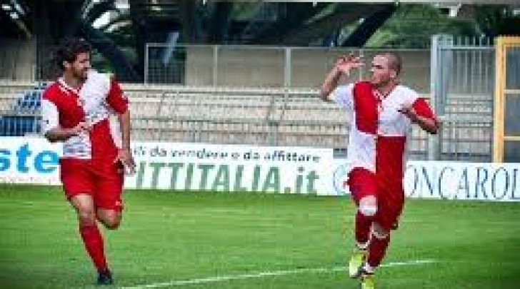 Francesco Casolla (in primo piano) con la maglia del Real Rimini