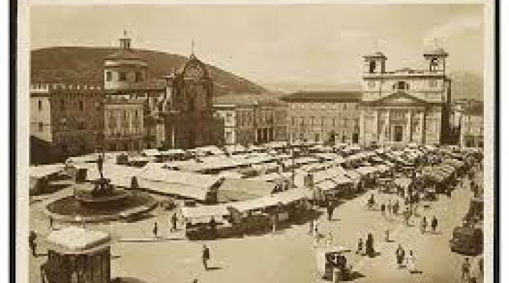 L'Aquila mercato piazza Duomo-foto storica