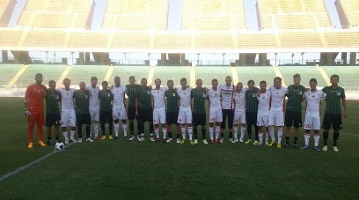 Le due squadre prima del calcio d'inizio (foto dal sito ufficiale del Chieti)