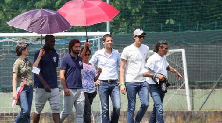 Mario Balotelli e Andrea Pirlo con le ombrelline