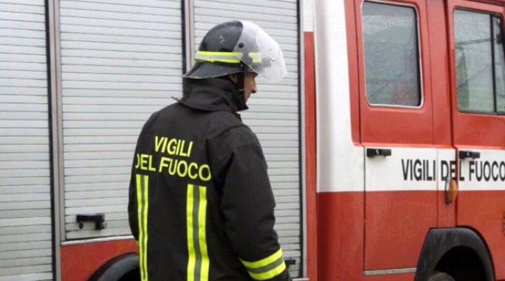 Cepagatti, le fiamme distruggono due furgoni di un'azienda di trasporti ...