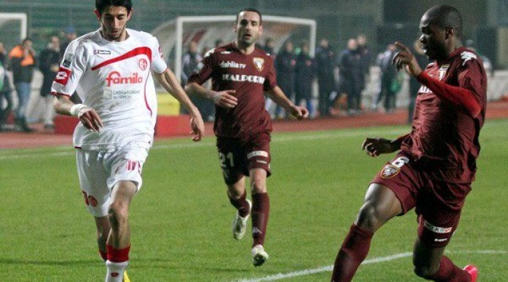 Gallozzi, a sinistra, in azione con la maglia del Padova