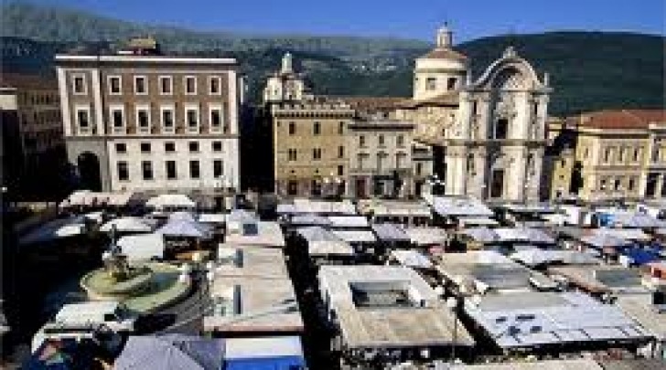 Mercato Piazza Duomo - foto ricordo prima del sisma