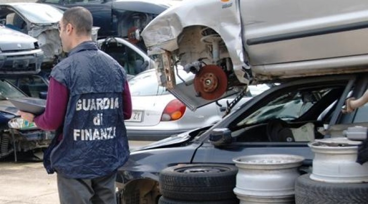 Gli agenti GdF nell'area sequestrata