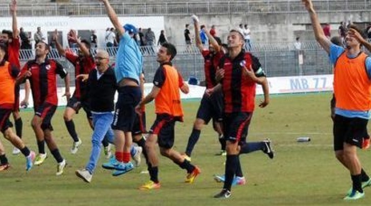 Festa in campo per i rossoblù (foto tratta dalla rete)