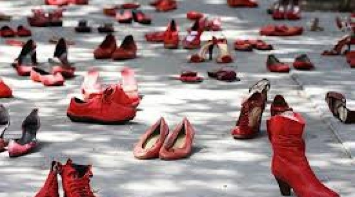 Manifestazione scarpe rosse contro femminicidio