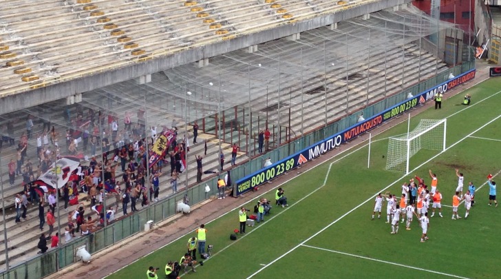 Tifosi rossoblù all' Arechi di Salerno