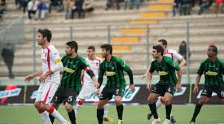 Una fase di gioco del Teramo-Chieti della scorsa stagione