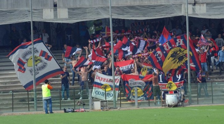 Tifosi rossoblù all' Arechi di Salerno