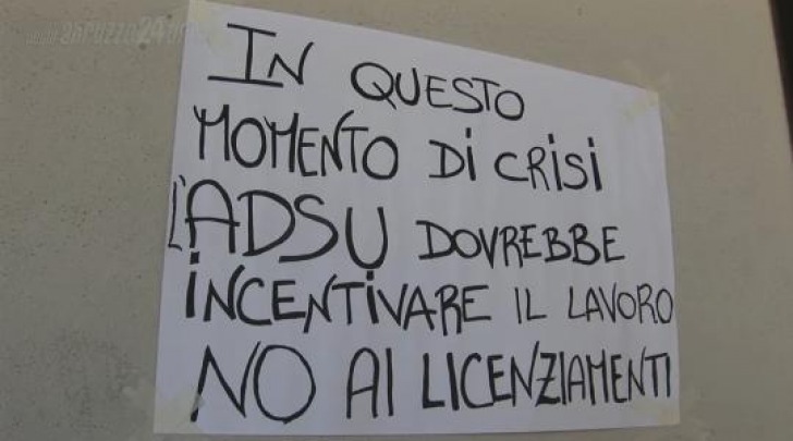 Uno dei cartelli affissi dalle lavoratrici durante lo sciopero