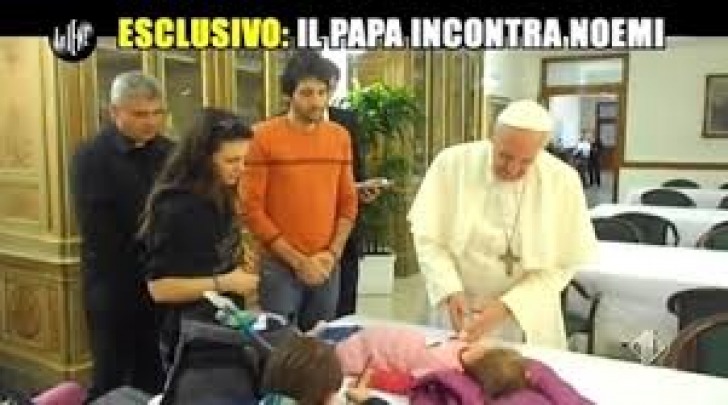 Papa Francesco con Noemi foto de Le iene