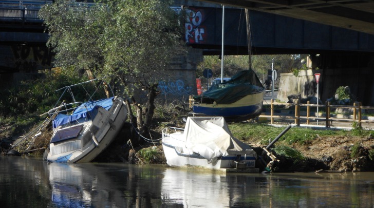 Barche rovesciate lungo il porto canale di Pescara