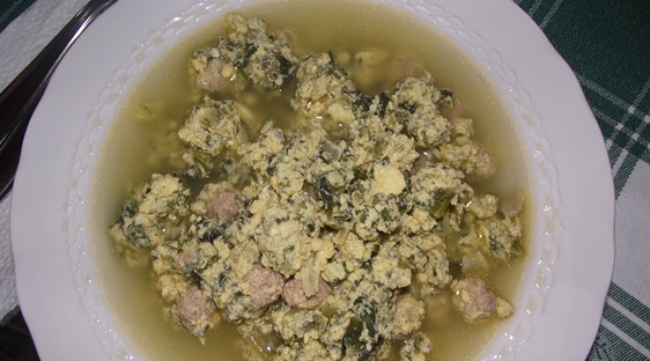 Brodo con cardo, polpettine e stracciatella