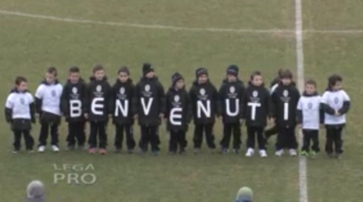 I bimbi di Viareggio con la scritta "BENVENUTI"