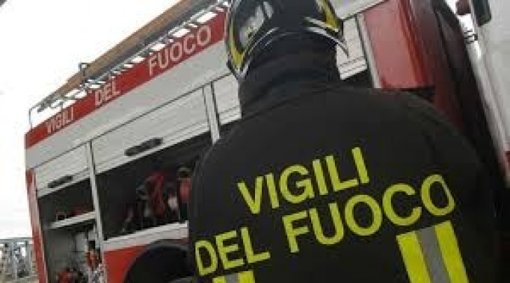 Pullman in fiamme su A24, autostrada chiusa per un'ora - Cronaca ...