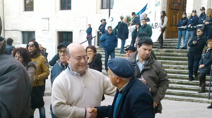 Massimiliano Pignoli con i manifestanti