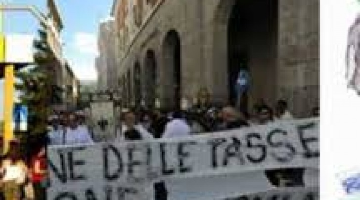 protesta per tasse aq