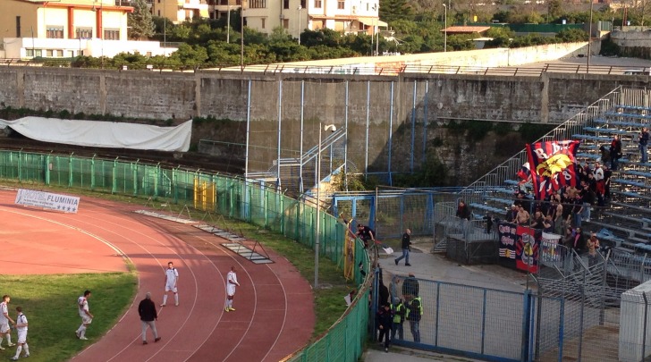 I rossoblù a fine partita sotto il settore ospiti 