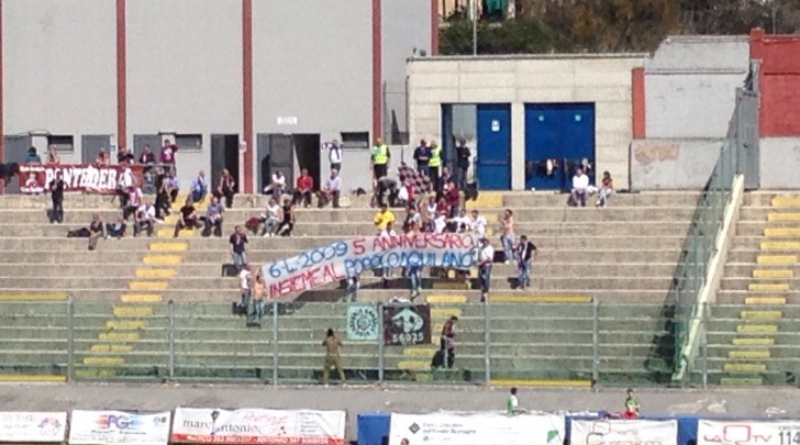 Lo striscione dei tifosi pontederesi