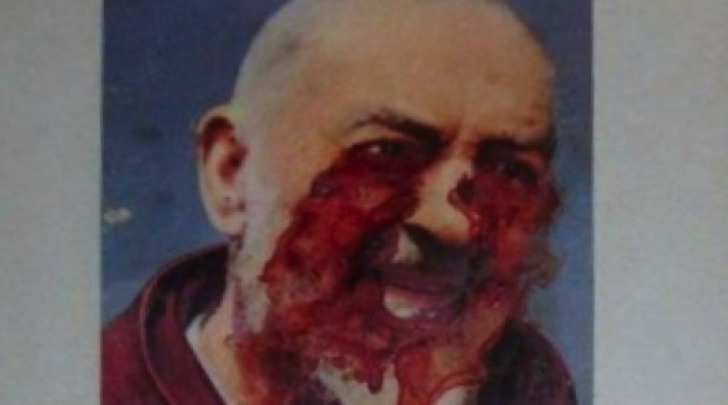 Padre Pio sanguinante