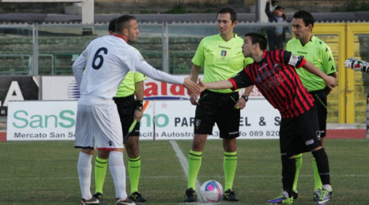 La stretta di mano dei capitani all' andata 