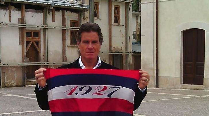 Jimmy Ghione con una bandiera rossoblù